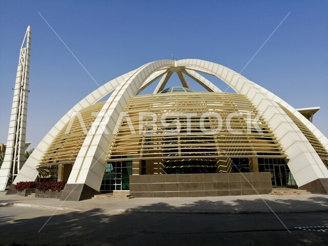 الفن الهندسي الحديث لمسجد جامعة الفيصل بالرياض، الاهتمام بالمعالم والأماكن الدينية في المملكه العربيه السعوديه، التصاميم والديكورات الهندسية المعمارية العصرية, منظر السماء الصافية