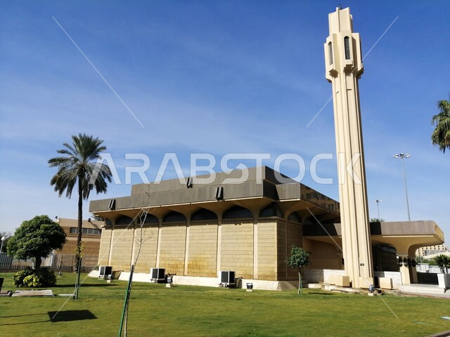 الفن الهندسي الحديث لمسجد الجمعة في مستشفى الملك فيصل التخصصي في الرياض، الاهتمام بالمعالم والأماكن الدينية في المملكه العربيه السعوديه، التصاميم والديكورات الهندسية المعمارية العصرية, منظر السماء الصافية
