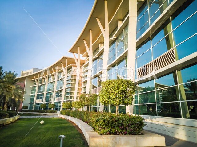 الاهتمام بزراعة الأشجار الخضراء, المبنى الرئيسي لجامعة الفيصل بالرياض, الفن الهندسي المعماري لبناء الجامعات في المملكة العربية السعودية, جامعات أكاديميه متطورة, منظر السماء الصافية