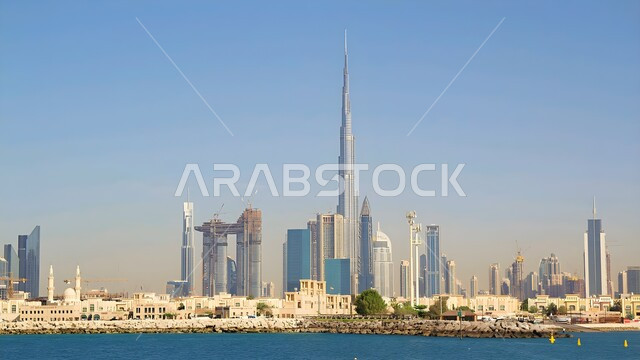 النمو والتقدم العمراني للأبراج وناطحات السحاب المطلة على مرسى مدينة دبي، المناطق والمعالم الساحلية السياحية المشهورة في الإمارات العربية المتحدة، الفن الهندسي المعماري المتطور للمنشآت التجارية والسكنية