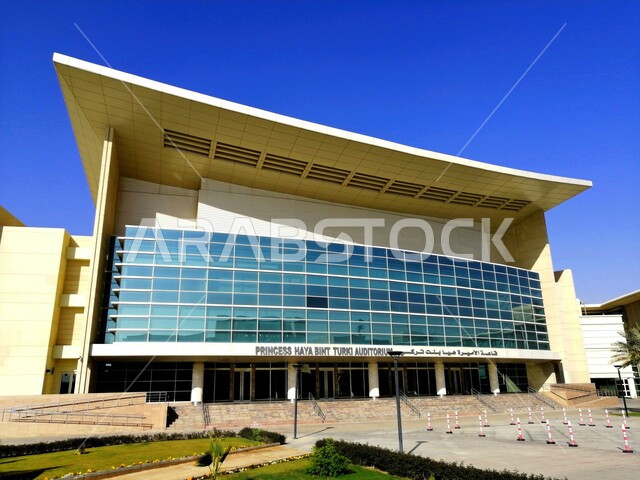 قاعة الأميرة هيا بن تركي في جامعة الفيصل بالرياض, الفن الهندسي المعماري لبناء الجامعات في المملكة العربية السعودية, جامعات أكاديميه متطورة, منظر السماء الصافية في وقت النهار