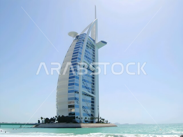 الفن الهندسي المعماري لفندق برج العرب في مدينة دبي, مناطق جذب واستقطاب السياح من أنحاء العالم، النمو و التطور العمراني للابراج وناطحات السحاب على ساحل الخليج العربي، أماكن ومعالم سياحية مشهورة في الإمارات العربية المتحدة