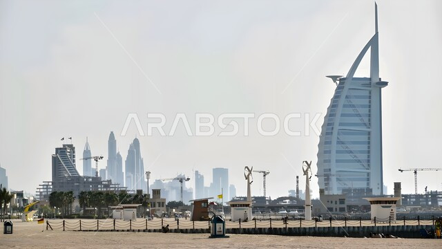 الفن الهندسي المعماري لفندق برج العرب في مدينة دبي, مناطق جذب واستقطاب السياح من أنحاء العالم، النمو و التطور العمراني للابراج وناطحات السحاب على ساحل الخليج العربي، أماكن ومعالم سياحية مشهورة في الإمارات العربية المتحدة