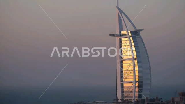 النمو و التطور العمراني للابراج وناطحات السحاب على ساحل الخليج العربي، الفن الهندسي المعماري على الطراز الحديث، صورة مقربة لفندق برج العرب في مدينة دبي, أماكن ومعالم سياحية مشهورة في الإمارات العربية المتحدة