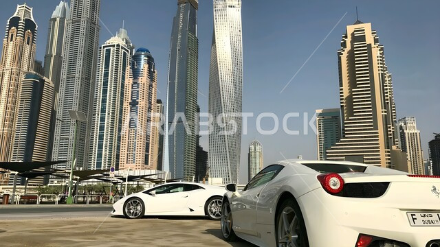 معالم وأماكن السياحة المشهورة, الفن الهندسي المعماري على الطراز الحديث للأبراج وناطحات السحاب في إمارة دبي في النهار، جذب واستقطاب السياح من شتى انحاء العالم، الواجهة السياحية في الامارات العربية المتحدة, وسائل النقل والمواصلات البرية