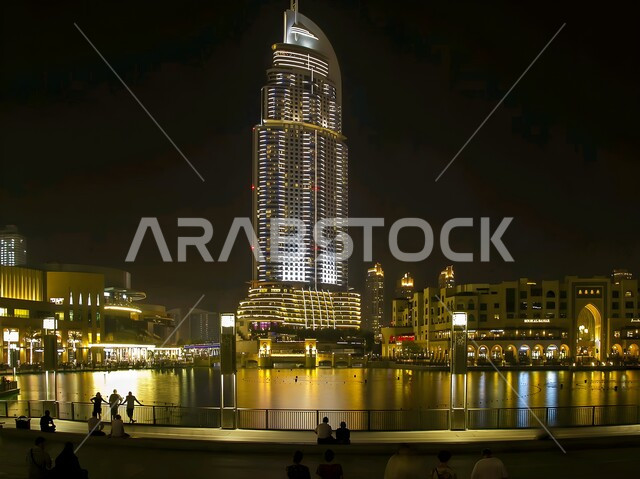 التطور والتقدم العمراني الاماراتي, الفن الهندسي المعماري لمبنى فندق العنوان في الامارات العربية المتحدة في الليل, الفنادق والمنتجعات السياحية المشهورة في امارة دبي, الابراج وناطحات السحاب المبنية على الطراز العصري والحديث