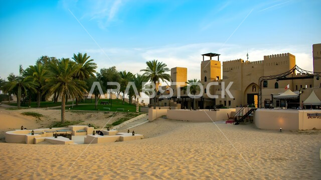 الكثبان والرمال الذهبية الناعمة، الفن الهندسي المعماري للقلاع والمباني الطينية على الطراز القديم، الاهتمام بزراعة أشجار النخيل الخضراء، الأماكن السياحية في الامارات العربية المتحدة، المناطق والمعالم التراثية