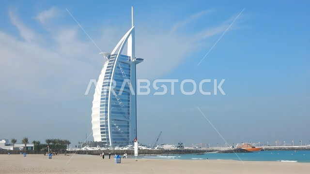 الفن الهندسي المعماري للأبراج وناطحات السحاب، معالم جذب واستقطاب السياح من شتى انحاء العالم، فندق برج العرب في مدينة دبي، النمو والتطور العمراني على ساحل الخليج العربي، الواجهة السياحية في الامارات العربية المتحدة, فنادق ومنتجعات مشهورة