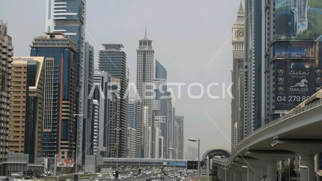 النهضة العمرانية في البناء والشوارع في الامارات العربية المتحدة, الطرق والمواصلات العامة, معالم سياحية مشهورة, التطور والتقدم العمراني على الطراز الحديث والمتطور لبناء الابراج وناطحات السحاب في امارة دبي, حركة المرور في الطرقات في النهار
