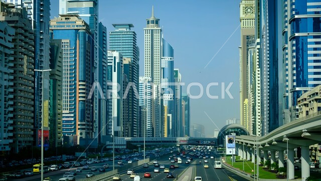 حركة المرور في الطرقات في النهار, النهضة العمرانية في البناء والشوارع في الامارات العربية المتحدة, الطرق والمواصلات العامة, معالم سياحية مشهورة, التطور والتقدم العمراني على الطراز الحديث والمتطور لبناء الابراج وناطحات السحاب في امارة دبي