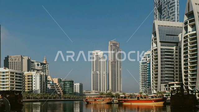 الأبراج وناطحات السحاب في دولة الإمارات العربية المتحدة،  الفن المعماري المتطور للمرافق التجارية والسكنية المطلة على الميناء, المعالم السياحية المشهورة, النمو والتقدم العمراني الاماراتي