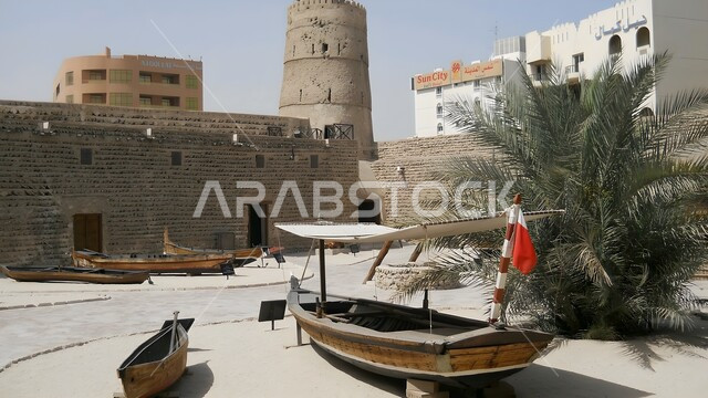 برج قلعة الفهيدي في الجهة الجنوبية من خور دبي، الفن الهندسي المعماري على الطراز التقليدي القديم للقلاع والحصون، الأماكن و المعالم الاثرية والتراثية التاريخية في الامارات العربية المتحدة