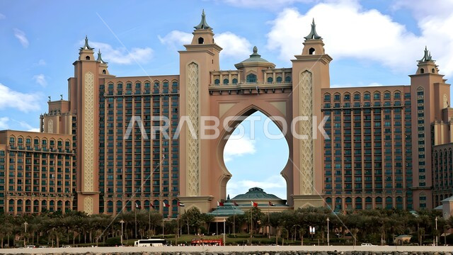 الاشجار والنباتات الخضراء في فندق اتلانتس على شاطئ البحر في مدينة دبي، الفن الهندسي المعماري على الطراز الحديث للفنادق والمنتجعات في الامارات العربية المتحدة، المعالم والأماكن السياحية المشهورة