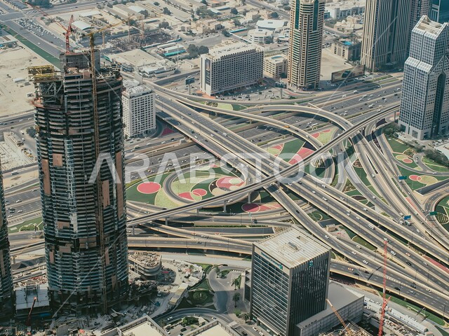  الأبراج وناطحات السحاب في الامارات العربية المتحدة، الفنون والتصاميم المعمارية الحديثة، المنشآت والمباني التجارية الشاهقة، التقدم والنمو العمراني وتحسين وتطوير البنية التحتية, الطرقات والشوراع في إمارة دبي