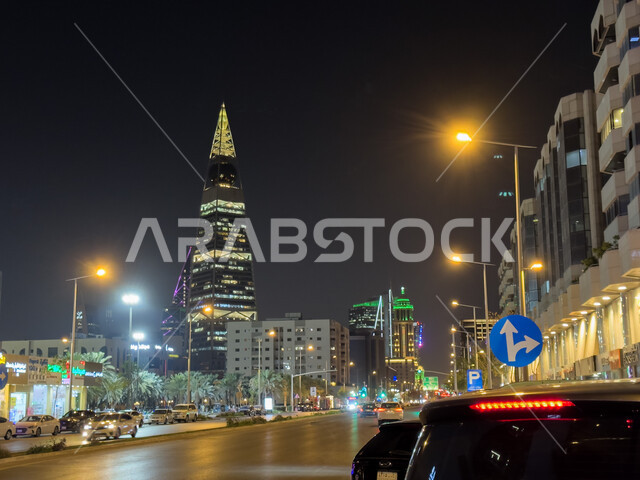 النمو والتطور العمراني على الطراز الحديث والمتطور للأبراج وناطحات السحاب في المملكة العربية السعودية, الفن الهندسي المعماري لمبنى برج الفيصلية المضاء في مدينة الرياض في وقت الليل، معالم ومباني تجارية واقتصادية وسياحية مشهورة في العاصمة