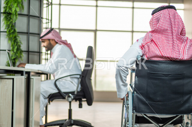 موظف عربي سعودي خليجي من ذوي الهمم  في مقر العمل, دمج و توظيف ذوي الاعاقه في مختلف المجالات, التمكين الاجتماعي, اهتمام  ودعم المجتمع السعودي لذوي الاحتياجات الخاصه, شعور ذوي الهمم بالراحه والطمأنينه في بيئتهم