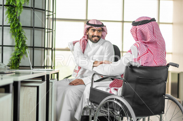 موظف عربي سعودي خليجي من ذوي الهمم  في مقر العمل, دمج و توظيف ذوي الاعاقه في مختلف المجالات, التمكين الاجتماعي, اهتمام  ودعم المجتمع السعودي لذوي الاحتياجات الخاصه, شعور ذوي الهمم بالراحه والطمأنينه في بيئتهم