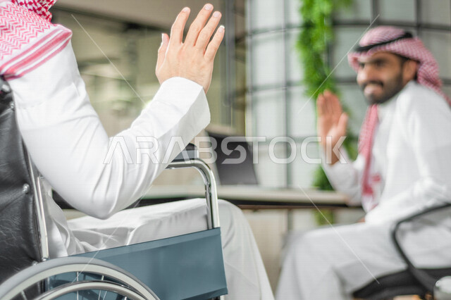 موظف عربي سعودي خليجي من ذوي الهمم  في مقر العمل, دمج و توظيف ذوي الاعاقه في مختلف المجالات, التمكين الاجتماعي, اهتمام  ودعم المجتمع السعودي لذوي الاحتياجات الخاصه, شعور ذوي الهمم بالراحه والطمأنينه في بيئتهم
