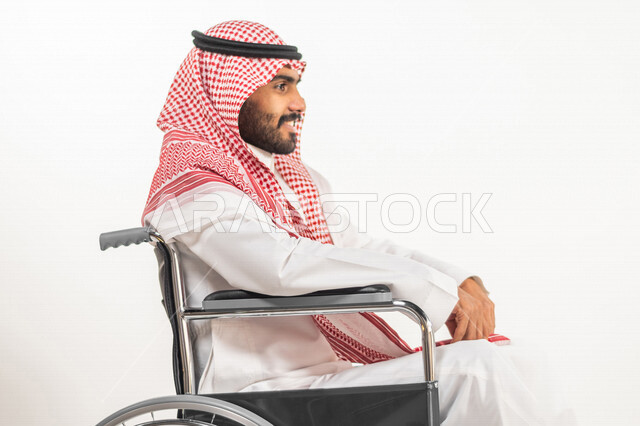 بورتريه لرجل عربي سعودي خليجي من ذوي الهمم يجلس على كرسي متحرك, التمكين الاجتماعي, اهتمام  ودعم المجتمع السعودي لذوي الاحتياجات الخاصه, شعور ذوي الهمم بالراحه والطمأنينه في بيئتهم