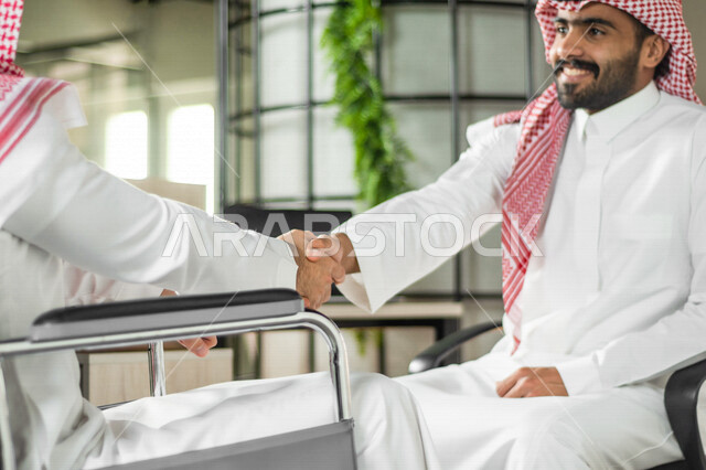 موظف عربي سعودي خليجي من ذوي الهمم  في مقر العمل, دمج و توظيف ذوي الاعاقه في مختلف المجالات, التمكين الاجتماعي, اهتمام  ودعم المجتمع السعودي لذوي الاحتياجات الخاصه, شعور ذوي الهمم بالراحه والطمأنينه في بيئتهم