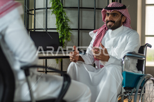 موظف عربي سعودي خليجي من ذوي الهمم  في مقر العمل, دمج و توظيف ذوي الاعاقه في مختلف المجالات, التمكين الاجتماعي, اهتمام  ودعم المجتمع السعودي لذوي الاحتياجات الخاصه, شعور ذوي الهمم بالراحه والطمأنينه في بيئتهم