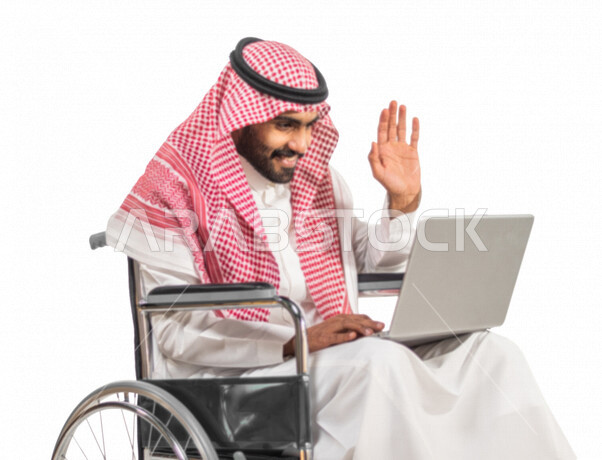 بورتريه لموظف عربي سعودي خليجي من ذوي الهمم يعمل على جهاز الحاسوب, دمج و توظيف ذوي الاعاقه في مختلف المجالات, التمكين الاجتماعي, محادثة فيديو عبر الانترنت, شعور ذوي الهمم بالراحه والطمأنينه في بيئتهم