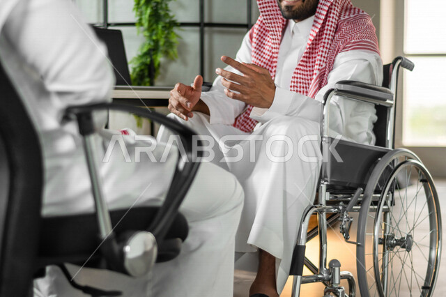 موظف عربي سعودي خليجي من ذوي الهمم  في مقر العمل, دمج و توظيف ذوي الاعاقه في مختلف المجالات, التمكين الاجتماعي, اهتمام  ودعم المجتمع السعودي لذوي الاحتياجات الخاصه, شعور ذوي الهمم بالراحه والطمأنينه في بيئتهم