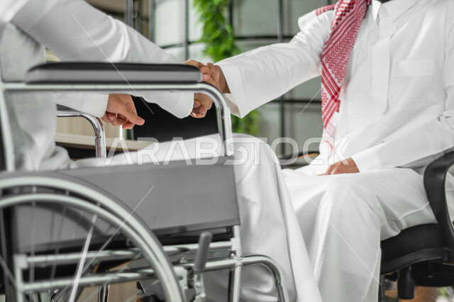 موظف عربي سعودي خليجي من ذوي الهمم  في مقر العمل, دمج و توظيف ذوي الاعاقه في مختلف المجالات, التمكين الاجتماعي, اهتمام  ودعم المجتمع السعودي لذوي الاحتياجات الخاصه, شعور ذوي الهمم بالراحه والطمأنينه في بيئتهم