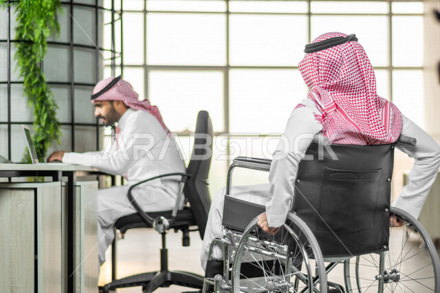 موظف عربي سعودي خليجي من ذوي الهمم  في مقر العمل, دمج و توظيف ذوي الاعاقه في مختلف المجالات, التمكين الاجتماعي, اهتمام  ودعم المجتمع السعودي لذوي الاحتياجات الخاصه, شعور ذوي الهمم بالراحه والطمأنينه في بيئتهم