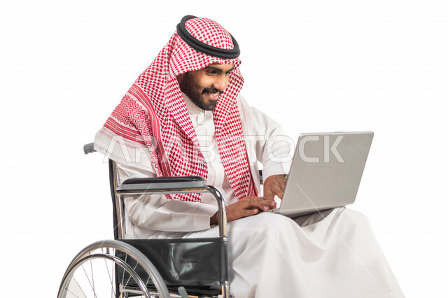 بورتريه لموظف عربي سعودي خليجي من ذوي الهمم يعمل على جهاز الحاسوب, دمج و توظيف ذوي الاعاقه في مختلف المجالات, التمكين الاجتماعي, محادثة فيديو عبر الانترنت, شعور ذوي الهمم بالراحه والطمأنينه في بيئتهم