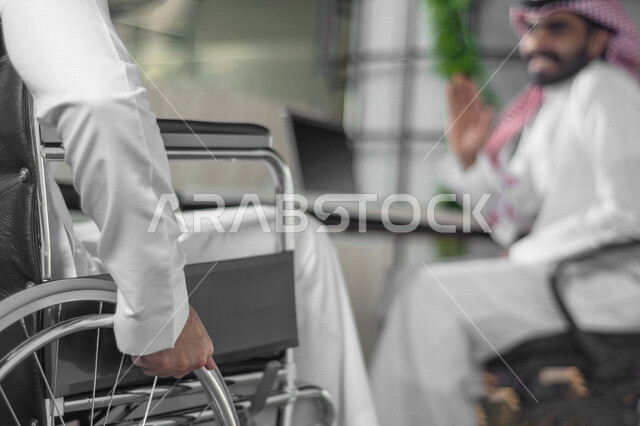 موظف عربي سعودي خليجي من ذوي الهمم  في مقر العمل, دمج و توظيف ذوي الاعاقه في مختلف المجالات, التمكين الاجتماعي, اهتمام  ودعم المجتمع السعودي لذوي الاحتياجات الخاصه, شعور ذوي الهمم بالراحه والطمأنينه في بيئتهم