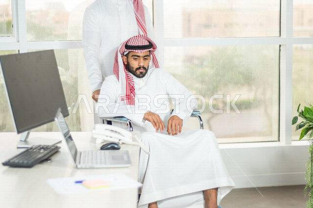 موظف عربي سعودي خليجي من ذوي الهمم في مقر العمل, دمج و توظيف ذوي الاعاقه في مختلف المجالات, التمكين الاجتماعي, اهتمام  ودعم المجتمع السعودي لذوي الاحتياجات الخاصه, شعور ذوي الهمم بالراحه والطمأنينه في بيئتهم