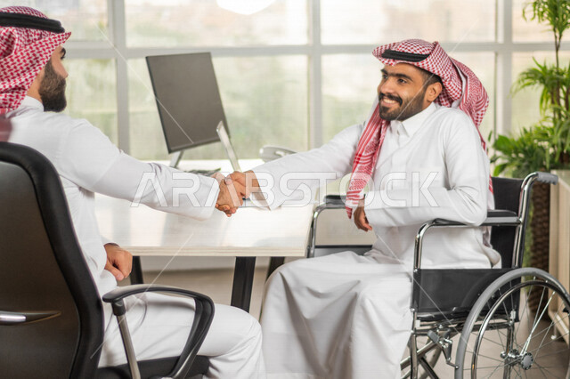 موظف عربي سعودي خليجي من ذوي الهمم  في مقر العمل, دمج و توظيف ذوي الاعاقه في مختلف المجالات, التمكين الاجتماعي, اهتمام  ودعم المجتمع السعودي لذوي الاحتياجات الخاصه, شعور ذوي الهمم بالراحه والطمأنينه في بيئتهم