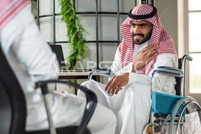 موظف عربي سعودي خليجي من ذوي الهمم  في مقر العمل, دمج و توظيف ذوي الاعاقه في مختلف المجالات, التمكين الاجتماعي, اهتمام  ودعم المجتمع السعودي لذوي الاحتياجات الخاصه, شعور ذوي الهمم بالراحه والطمأنينه في بيئتهم