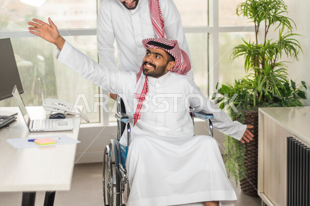 موظف عربي سعودي خليجي من ذوي الهمم  في مقر العمل, دمج و توظيف ذوي الاعاقه في مختلف المجالات, التمكين الاجتماعي, اهتمام  ودعم المجتمع السعودي لذوي الاحتياجات الخاصه, شعور ذوي الهمم بالراحه والطمأنينه في بيئتهم