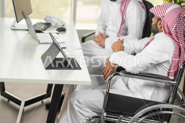 موظف عربي سعودي خليجي من ذوي الهمم  في مقر العمل, دمج و توظيف ذوي الاعاقه في مختلف المجالات, التمكين الاجتماعي, اهتمام  ودعم المجتمع السعودي لذوي الاحتياجات الخاصه, شعور ذوي الهمم بالراحه والطمأنينه في بيئتهم
