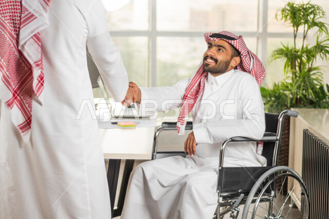 موظف عربي سعودي خليجي من ذوي الهمم  في مقر العمل, دمج و توظيف ذوي الاعاقه في مختلف المجالات, التمكين الاجتماعي, اهتمام  ودعم المجتمع السعودي لذوي الاحتياجات الخاصه, شعور ذوي الهمم بالراحه والطمأنينه في بيئتهم