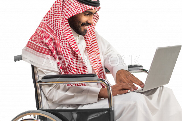 بورتريه لموظف عربي سعودي خليجي من ذوي الهمم يعمل على جهاز الحاسوب, دمج و توظيف ذوي الاعاقه في مختلف المجالات, التمكين الاجتماعي, محادثة فيديو عبر الانترنت, شعور ذوي الهمم بالراحه والطمأنينه في بيئتهم