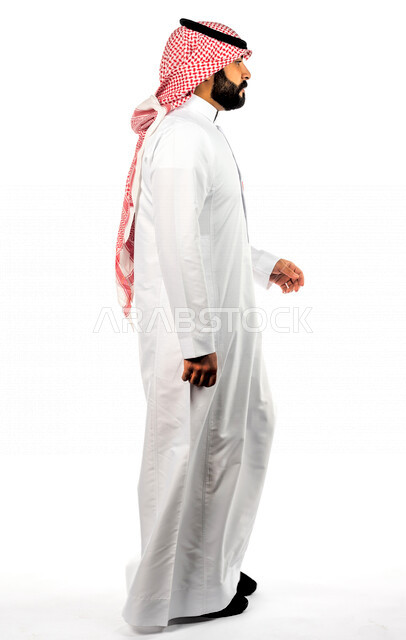بورتريه لرجل عربي سعودي خليجي يقوم بجلسة تصوير بإيماءات وجه ويدين مختلفة ، منظر جانبي لرجل سعودي مسلم يرتدي زي تقليدي سعودي مع شماغ وعقال ، خلفية بيضاء