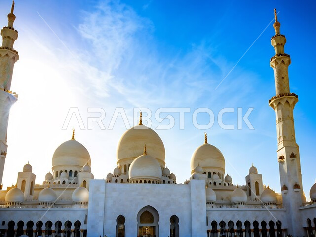 أماكن العبادة والتقرب إلى الله تعالى، معالم إسلامية دينية مشهورة، الفن الهندسي المعماري في بناء القبب والمآذن البيضاء، مسجد الشيخ زايد الكبير في إمارة أبو ظبي، الطراز الإسلامي الحديث لمساجد دولة الإمارات العربية المتحدة