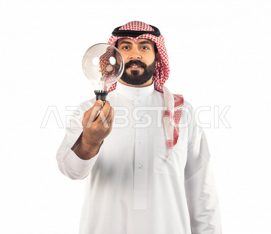 بورتريه لرجل سعودي خليجي عبقري يحمل المصباح الضوئي بإيماءات وجه ويدين مختلفة ، أفكار إبداعية تطويرية ، مفهوم الفكرة مع الإبتكار والإلهام ، تحقيق الإنجازات والإبتكارات ، براءة الإختراع ، خلفية بيضاء ، المصباح الكهربائي الضوئي