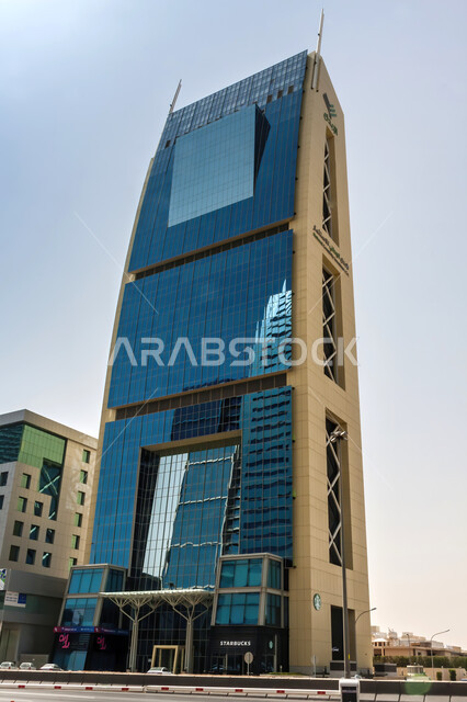 المكاتب المؤسسية الحديثة في برج الإبداع على طريق الملك فهد في العليا في النهار، الفن الهندسي المعماري للمنشآت وناطحات السحاب في مدينة الرياض, أماكن ومعالم مشهورة في المملكة العربية السعودية