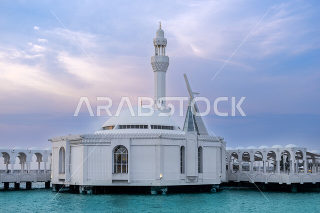 المسجد العائم على ساحل البحر الاحمر في المملكة العربية السعودية، جامع الرحمة في مدينة جدة في النهار، المعالم الدينية الاسلامية المشهورة، الفن الهندسي المعماري على الطراز الاسلامي للمساجد، نداء المسلمين للصلاة