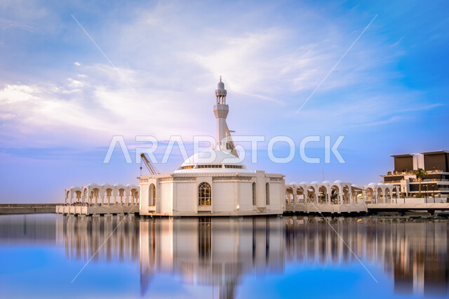  الفن الهندسي المعماري على الطراز الاسلامي للمساجد، نداء المسلمين للصلاة، المسجد العائم على ساحل البحر الاحمر في المملكة العربية السعودية، جامع الرحمة في مدينة جدة في النهار، المعالم الدينية الاسلامية المشهورة
