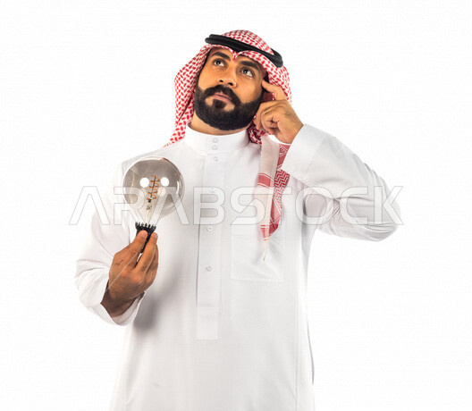 بورتريه لرجل سعودي خليجي عبقري يحمل المصباح الضوئي بإيماءات وجه ويدين مختلفة ، أفكار إبداعية تطويرية ، مفهوم الفكرة مع الإبتكار والإلهام ، تحقيق الإنجازات والإبتكارات ، براءة الإختراع ، خلفية بيضاء ، المصباح الكهربائي الضوئي