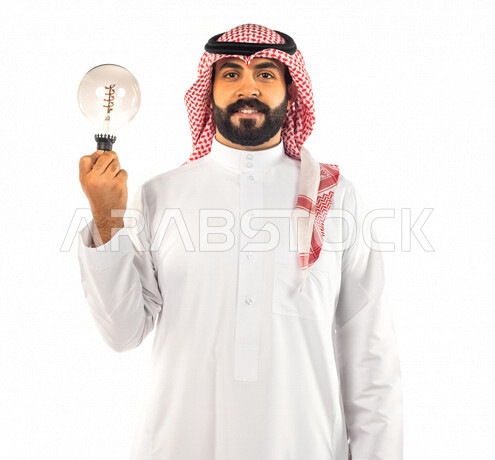 بورتريه لرجل سعودي خليجي عبقري يحمل المصباح الضوئي بإيماءات وجه ويدين مختلفة ، أفكار إبداعية تطويرية ، مفهوم الفكرة مع الإبتكار والإلهام ، تحقيق الإنجازات والإبتكارات ، براءة الإختراع ، خلفية بيضاء ، المصباح الكهربائي الضوئي