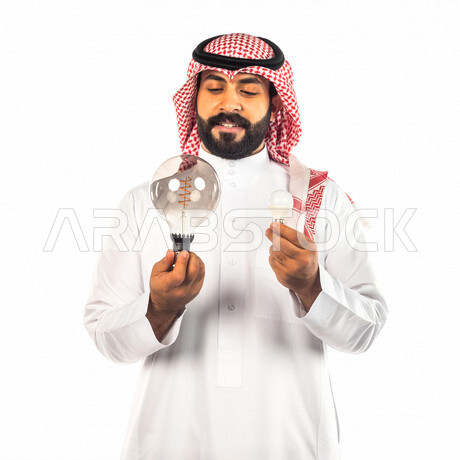 بورتريه لرجل سعودي خليجي عبقري يحمل المصباح الضوئي بإيماءات وجه ويدين مختلفة ، أفكار إبداعية تطويرية ، مفهوم الفكرة مع الإبتكار والإلهام ، تحقيق الإنجازات والإبتكارات ، براءة الإختراع ، خلفية بيضاء ، المصباح الكهربائي الضوئي