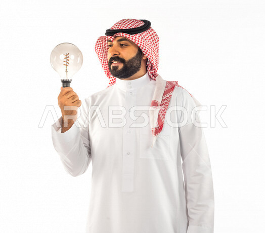 بورتريه لرجل سعودي خليجي عبقري يحمل المصباح الضوئي بإيماءات وجه ويدين مختلفة ، أفكار إبداعية تطويرية ، مفهوم الفكرة مع الإبتكار والإلهام ، تحقيق الإنجازات والإبتكارات ، براءة الإختراع ، خلفية بيضاء ، المصباح الكهربائي الضوئي