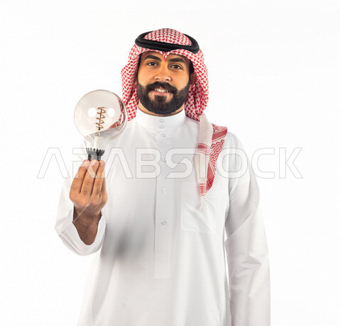 بورتريه لرجل سعودي خليجي عبقري يحمل المصباح الضوئي بإيماءات وجه ويدين مختلفة ، أفكار إبداعية تطويرية ، مفهوم الفكرة مع الإبتكار والإلهام ، تحقيق الإنجازات والإبتكارات ، براءة الإختراع ، خلفية بيضاء ، المصباح الكهربائي الضوئي