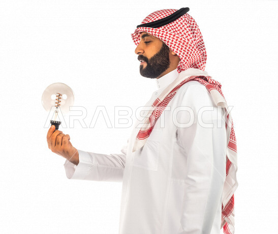 بورتريه لرجل سعودي خليجي عبقري يحمل المصباح الضوئي بإيماءات وجه ويدين مختلفة ، أفكار إبداعية تطويرية ، مفهوم الفكرة مع الإبتكار والإلهام ، تحقيق الإنجازات والإبتكارات ، براءة الإختراع ، خلفية بيضاء ، المصباح الكهربائي الضوئي